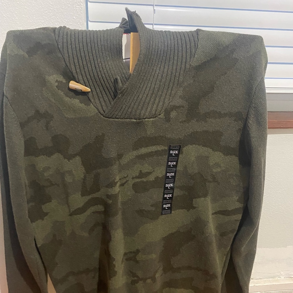 Sean John top button sweatshirt, new w,tags camera color, large
